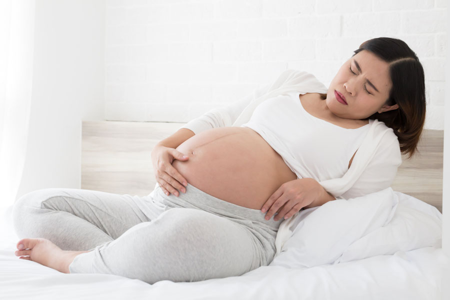 embarazo-parto-contracciones-mujer-cama